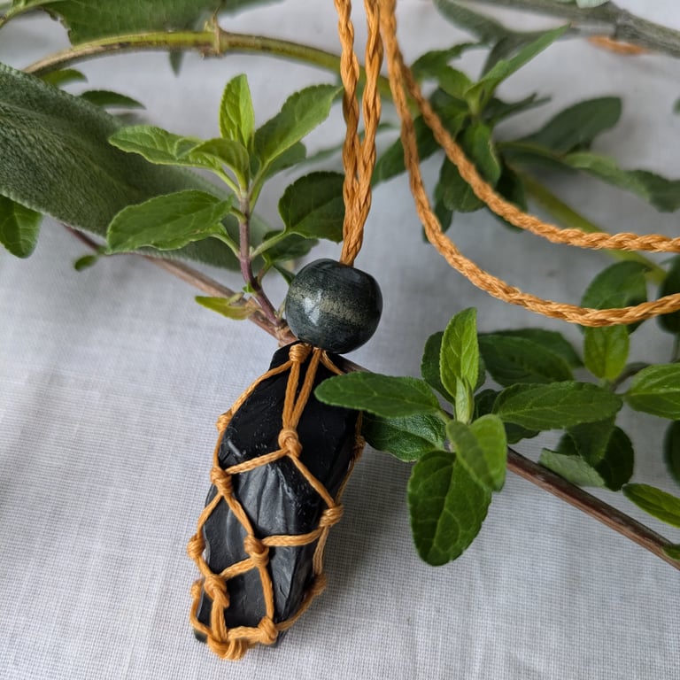 Macrame necklace with jet 