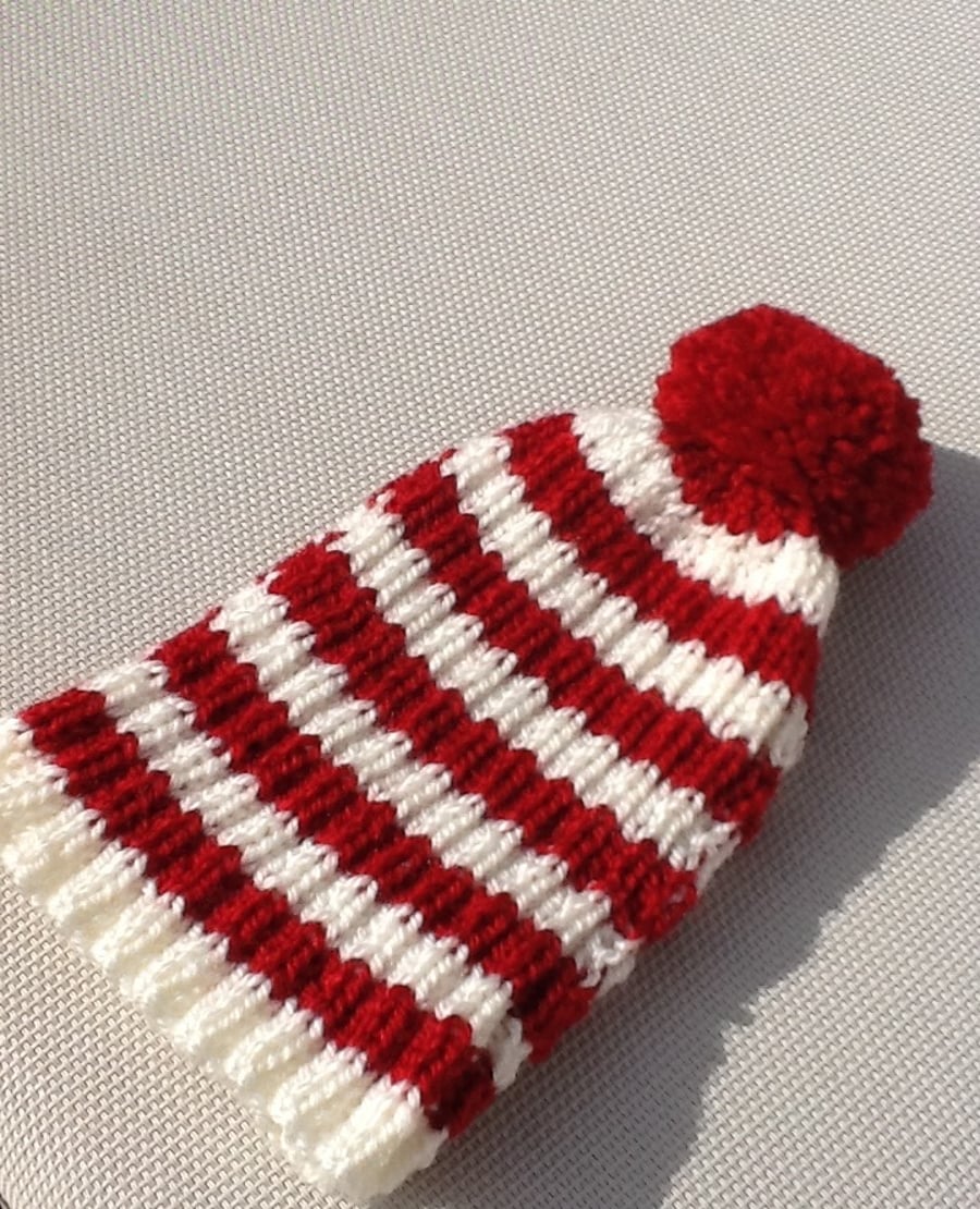 Red and Cream Tea Cosy fits a 4 cup pot