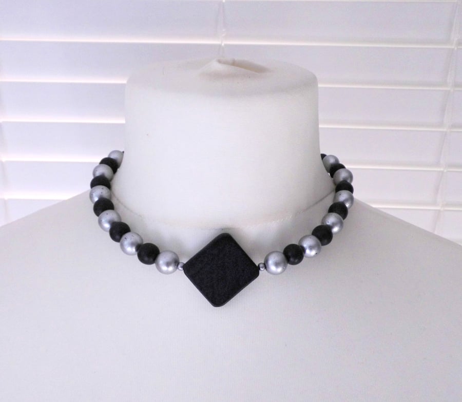 Wooden bead choker necklace 90s style matt silver and blue