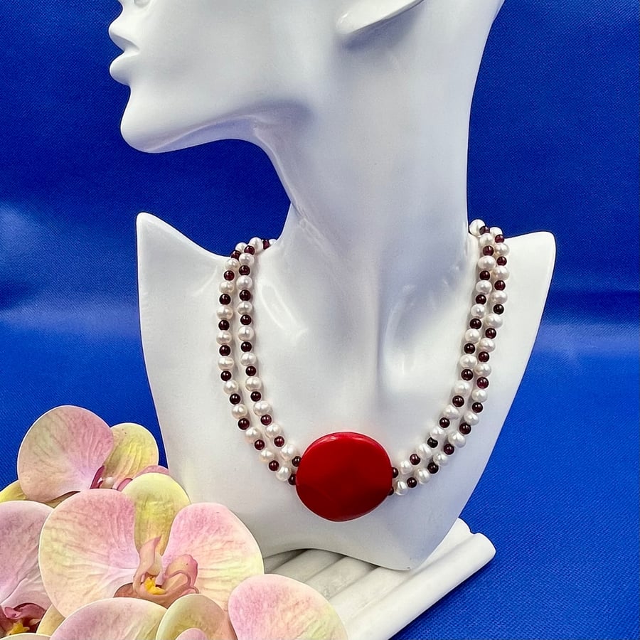 Double strand of pearls and garnets with vintage bakelite