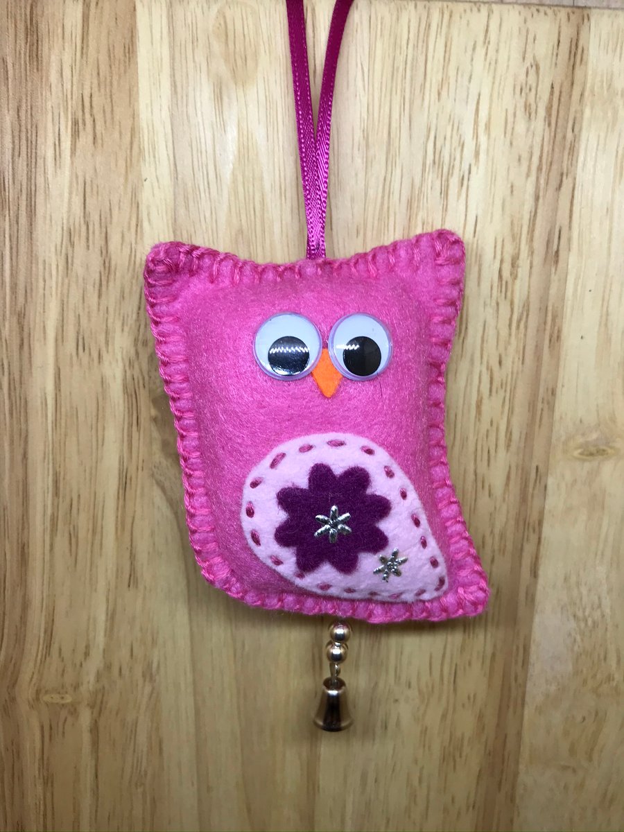 Felt Pink Owl. (495)