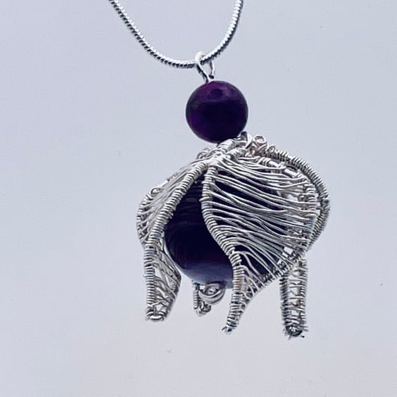 Fashionable fuchsia agate bead and silver pendant