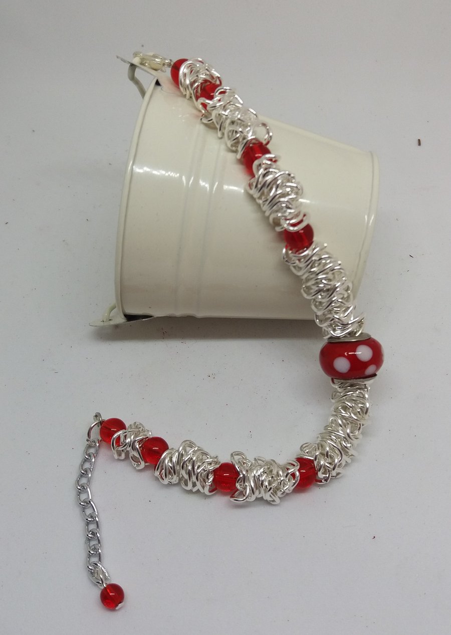 BR182 Scrunch chain link bracelet with funky red and white bead.