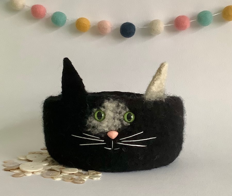FELTED 'FUSSPOT'  BOWL , desk tidy. Black and white. Cat . Home decor.