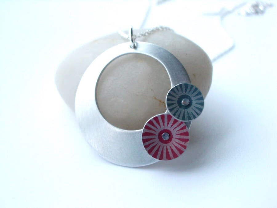 Circle pendant in brushed aluminium with red and grey discs