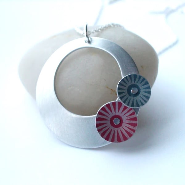 Circle pendant in brushed aluminium with red and grey discs