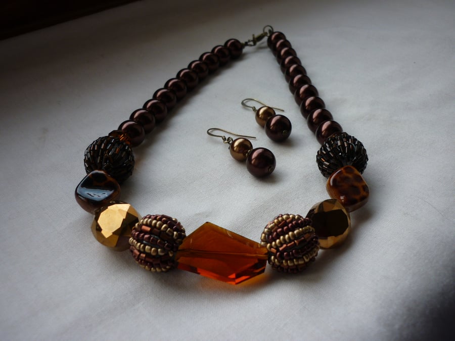 BROWN, BRONZE AND COPPER, CHUNKY NECKLACE.  964