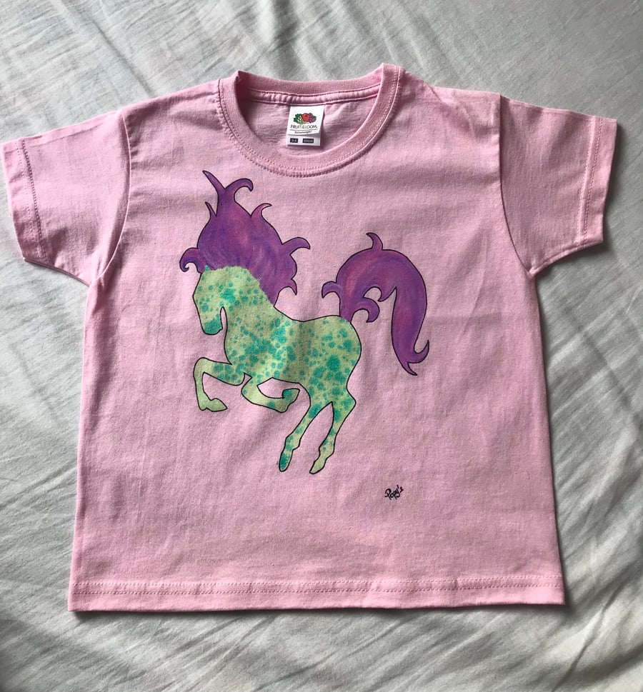 GREEN & PURPLE HORSE ON A PINK SHORT SLEEVES TSHIRT