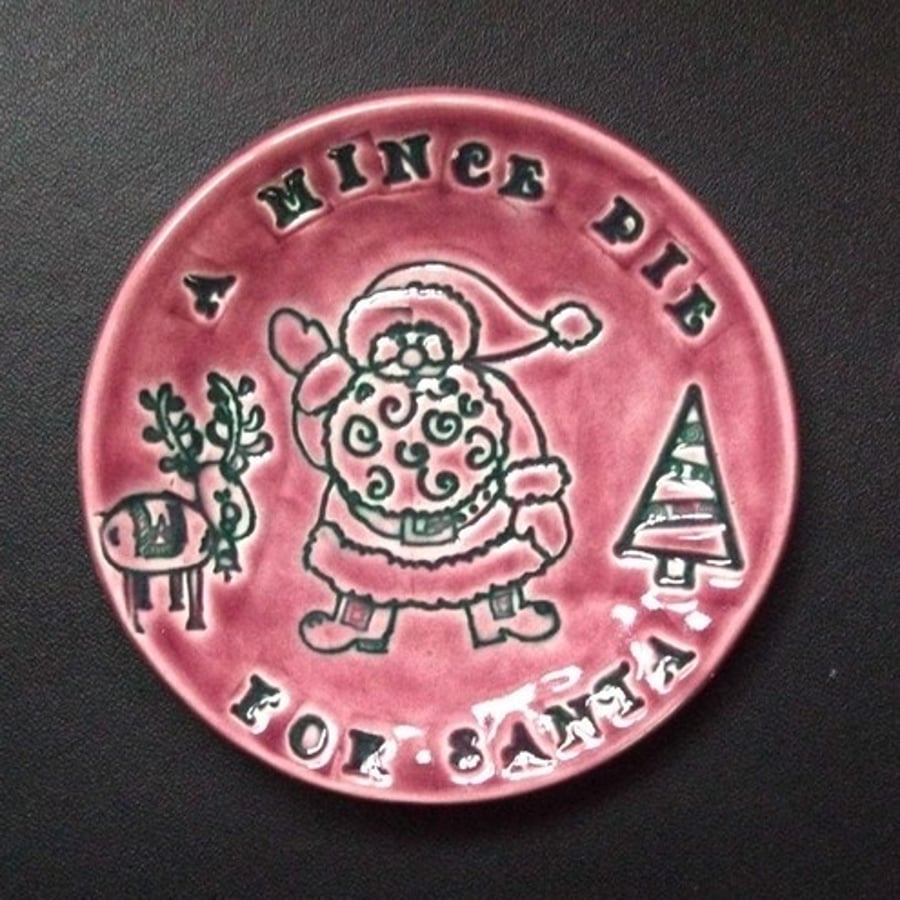 Individual mince pie plate for Santa plum