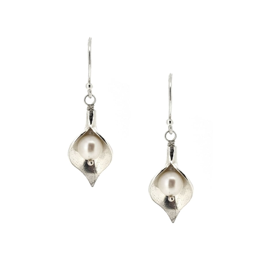 Silver Arum Lily flower drop earrings with pearls. Calla Lily earrings.