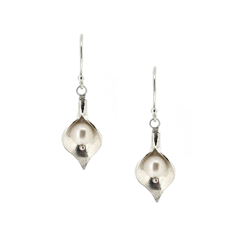 Silver Arum Lily flower drop earrings with pearls. Calla Lily earrings.
