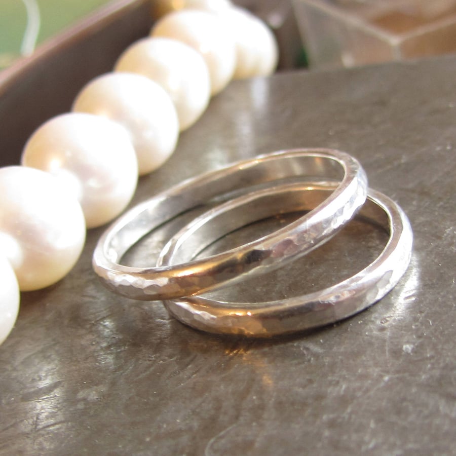 Amour Toujours - set of 2 hammered wedding rings in sterling silver, rustic wedd