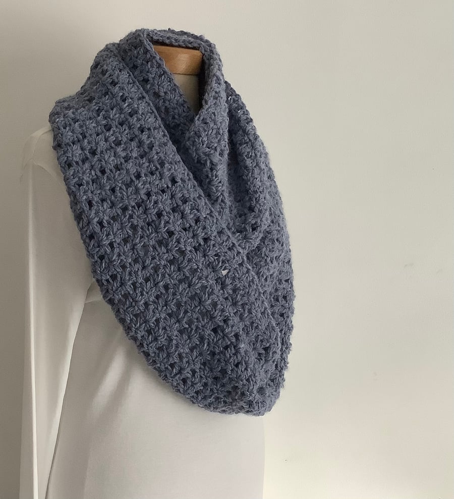 INFINITY SCARF , cowl 'Stroll' .Alpaca blend. Super-soft . Blue. 