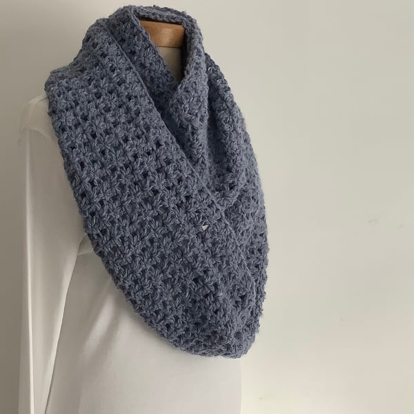 INFINITY SCARF , cowl 'Stroll' .Alpaca blend. Super-soft . Blue. 