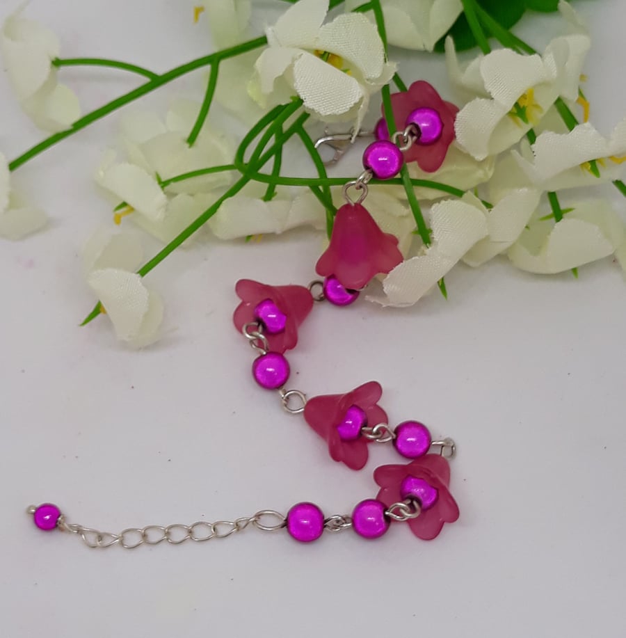 BR329 Hot pink lucite flower bracelet with beads