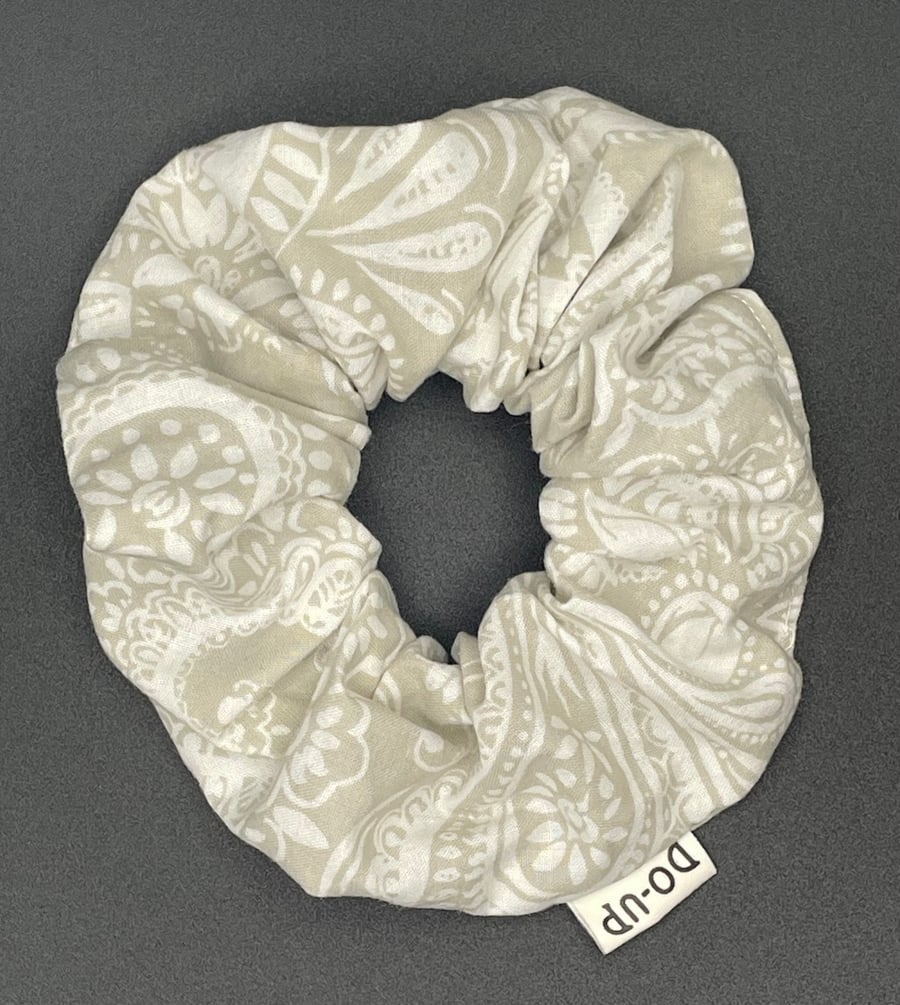 SCRUNCHIE - Light grey with white paisley