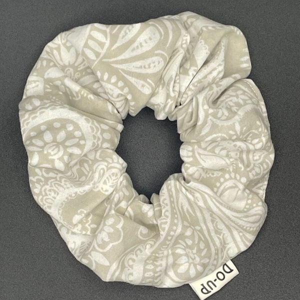 SCRUNCHIE - Light grey with white paisley