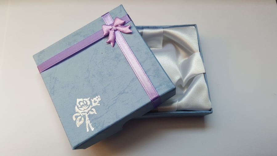1 x Cardboard Jewellery Gift Box - 9cm - Bow & Rose Design - Purple 