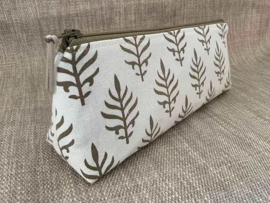 Fabric Brush Case, Pencil Case, Cosmetic Bag, Zipped Purse, Leaf