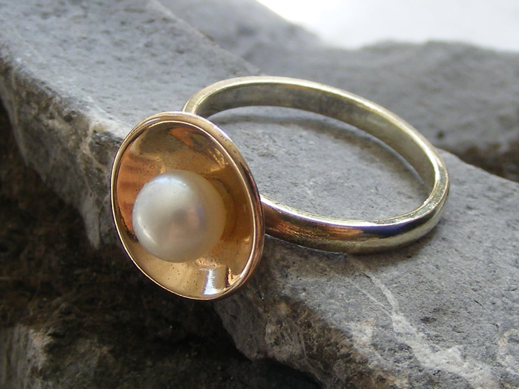 Solid 9ct Yellow Gold Disc Ring with Cultured Pearl - Hallmarked