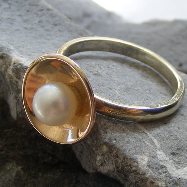 Solid 9ct Yellow Gold Disc Ring with Cultured Pearl - Hallmarked