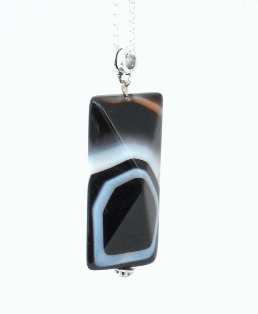 Black agate pendant necklace 