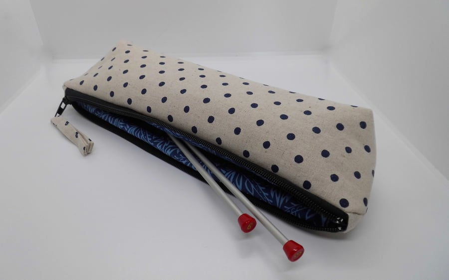 Zipped purse for knitting needles or crochet hooks spotted