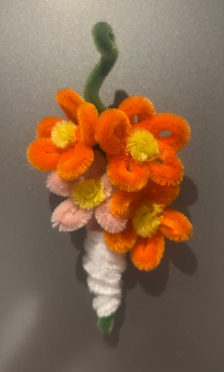 Pretty Posy pipe cleaner fridge magnet 4 flower orange and pink