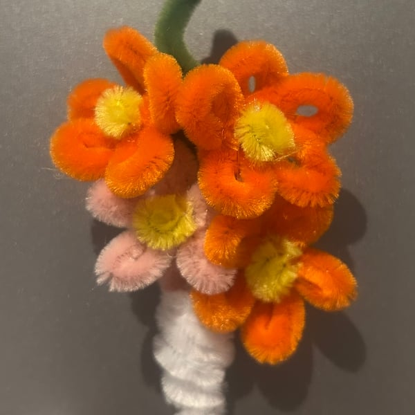 Pretty Posy pipe cleaner fridge magnet 4 flower orange and pink