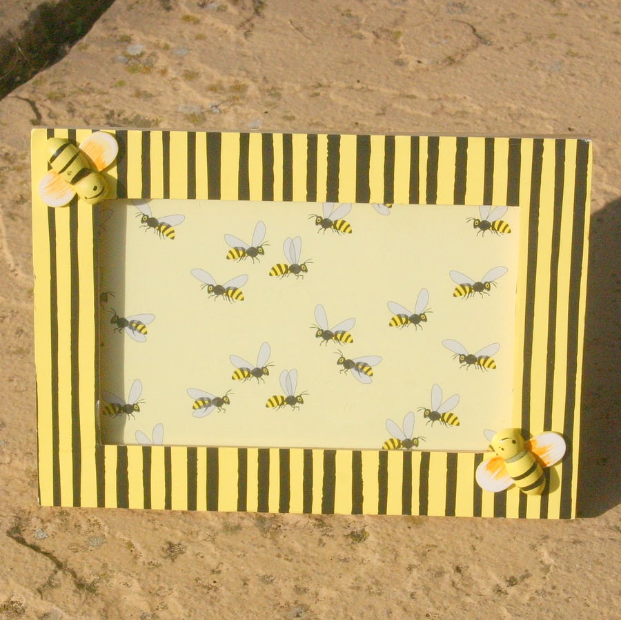 1 stripy bumble bee standing picture frame