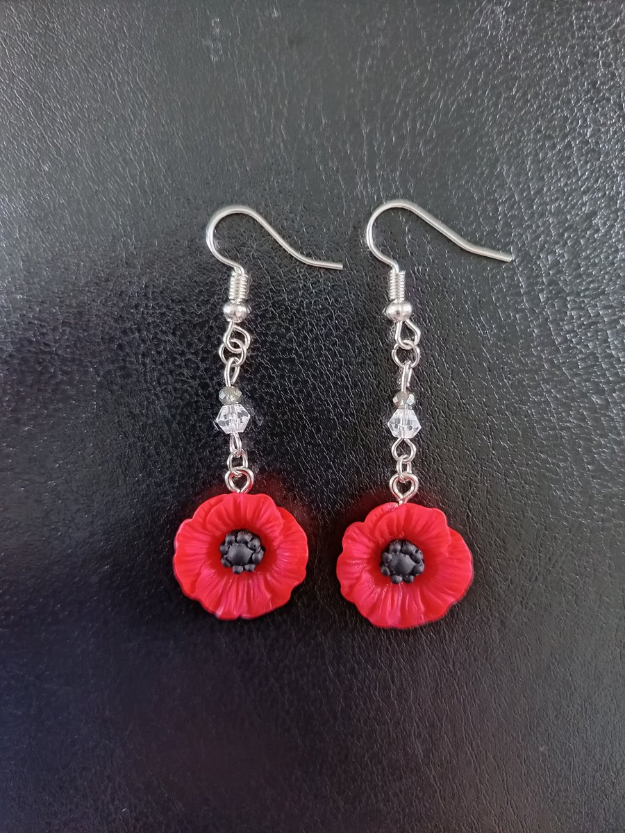 Poppy charm beaded dangle earrings 