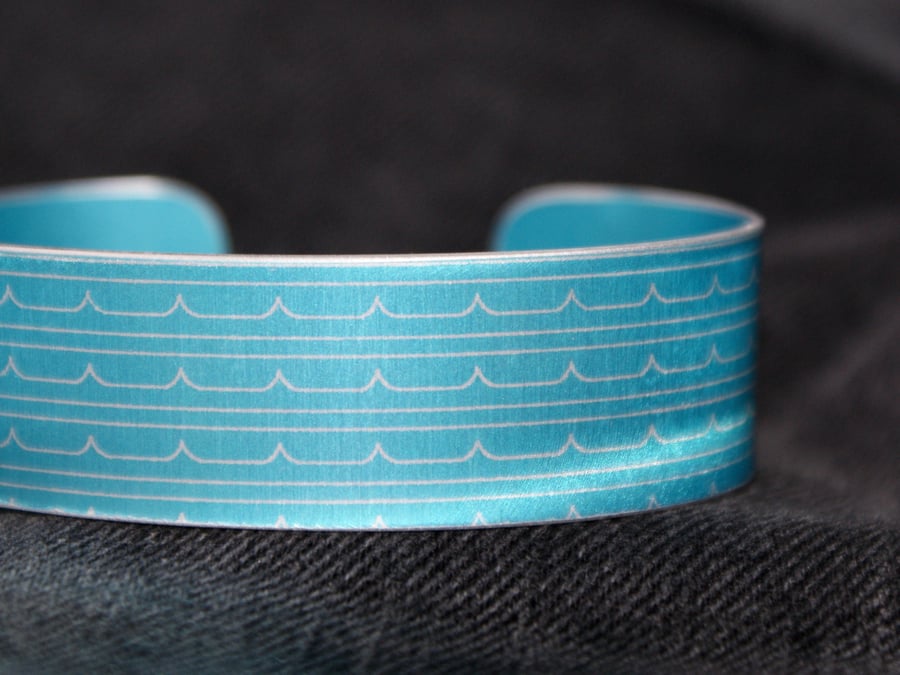 Geometric waves pattern cuff bracelet blue