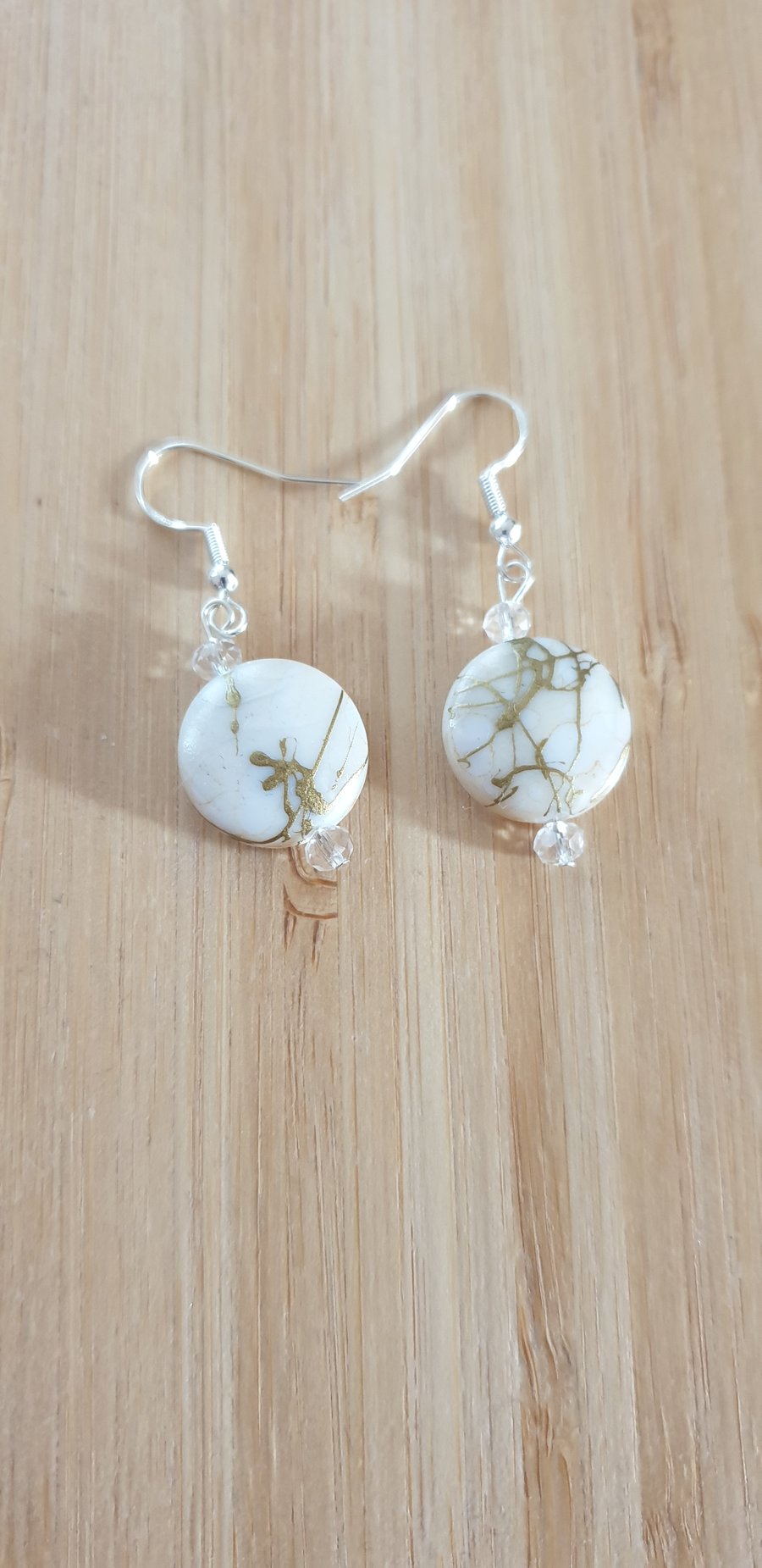 White round earrings