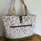 Floral tote bag with dry oilskin base