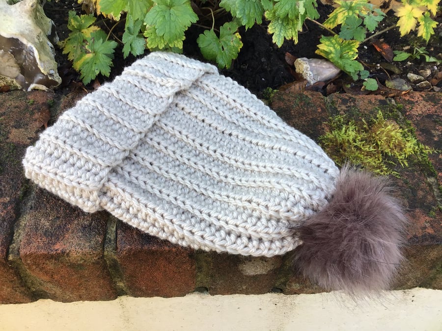 Chunky hat in Parchment with faux fur Pom pom