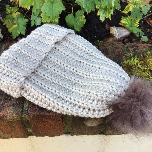 Chunky hat in Parchment with faux fur Pom pom