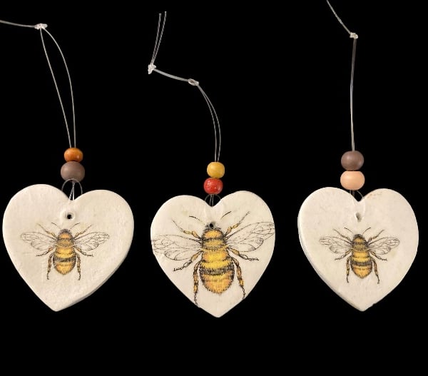Bee hanging hearts