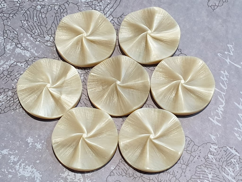 32mm Vintage Swirl Buttons pre 1960's ( 1 and 1 4")