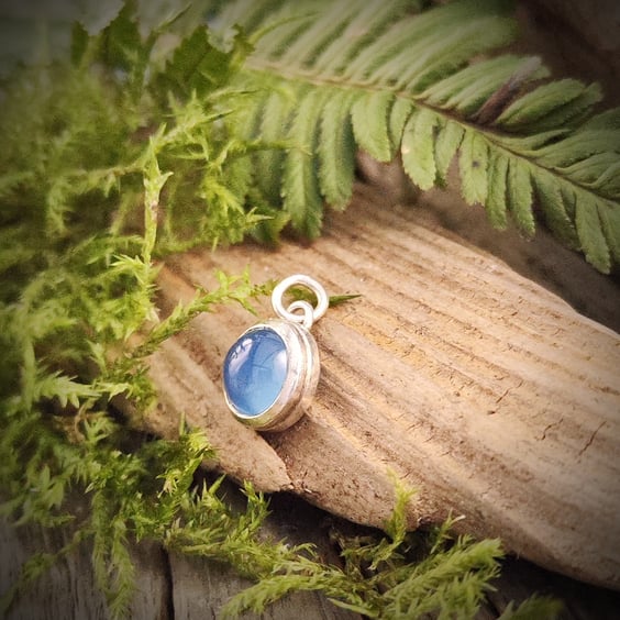 Sterling silver pendant with round blue agate cabochon