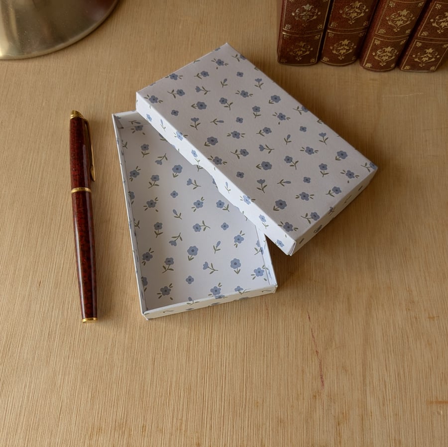 'Dancing Flowers' - A handmade, ultra-thin, necklace gift box (Code: NBGBDF)