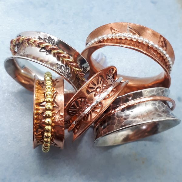 Patterned silver spinner ring 