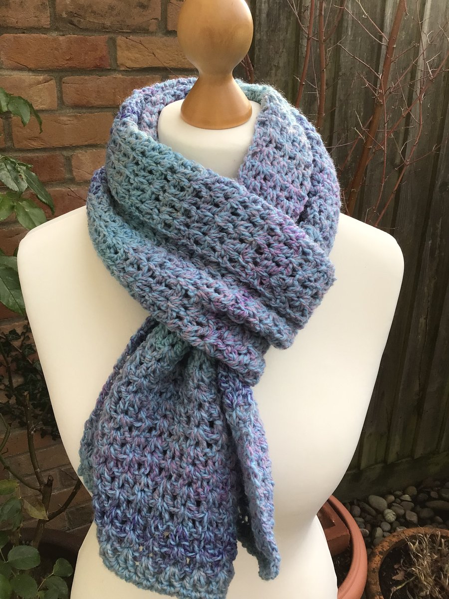 Cosy acrylic scarf in light blue marble