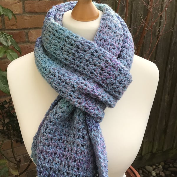 Cosy acrylic scarf in light blue marble