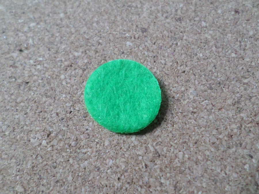 30 x Felt Circles - 20mm - Bright Green 