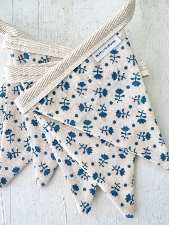 FLORAL SPRIG BUNTING - blue and cream, Sanderson fabric