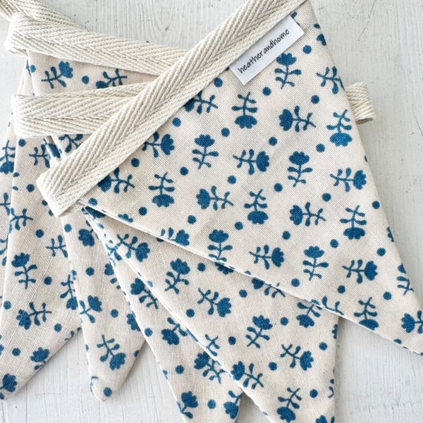 FLORAL SPRIG BUNTING - blue and cream, Sanderson fabric