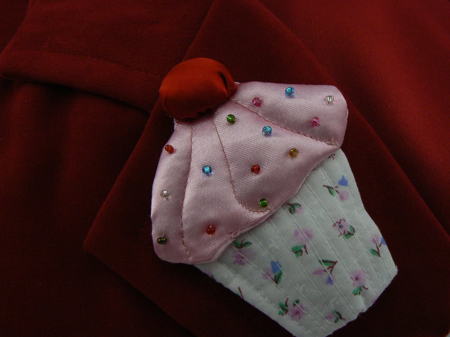 Cupcake brooch with beads