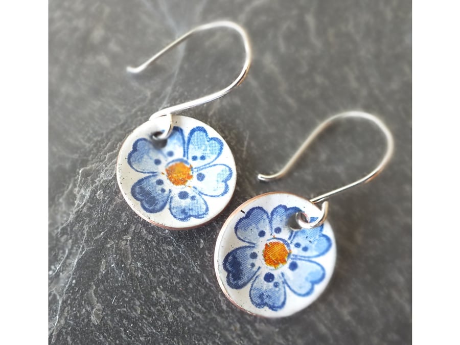 Blue enamel flower earrings (15mm)