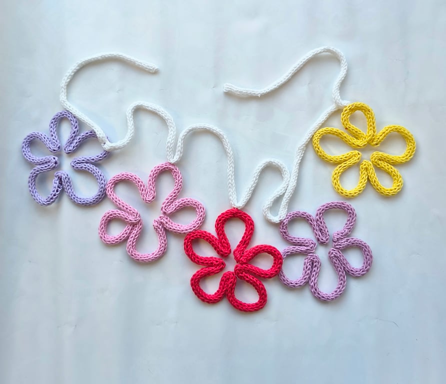 Pretty daisy flower knitted wire garland