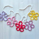 Pretty daisy flower knitted wire garland